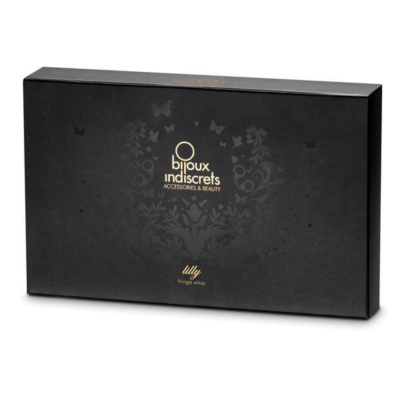 fransad piska i satin med namnet lilly