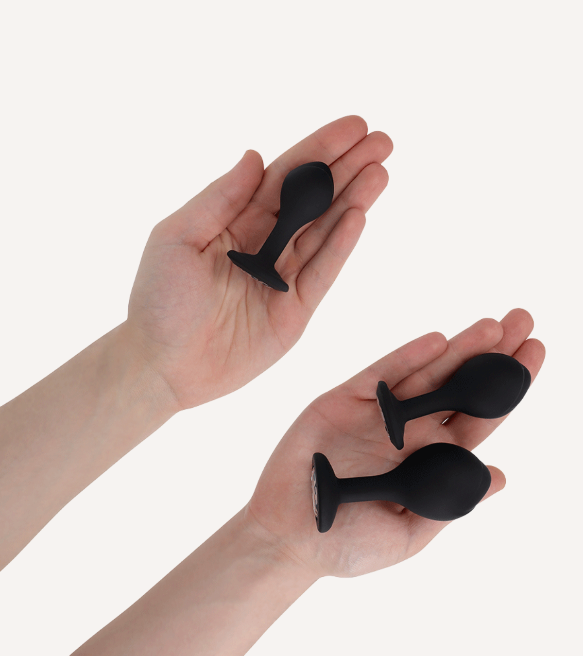 Set med Tre Buttplugs i Silikon med Smycke